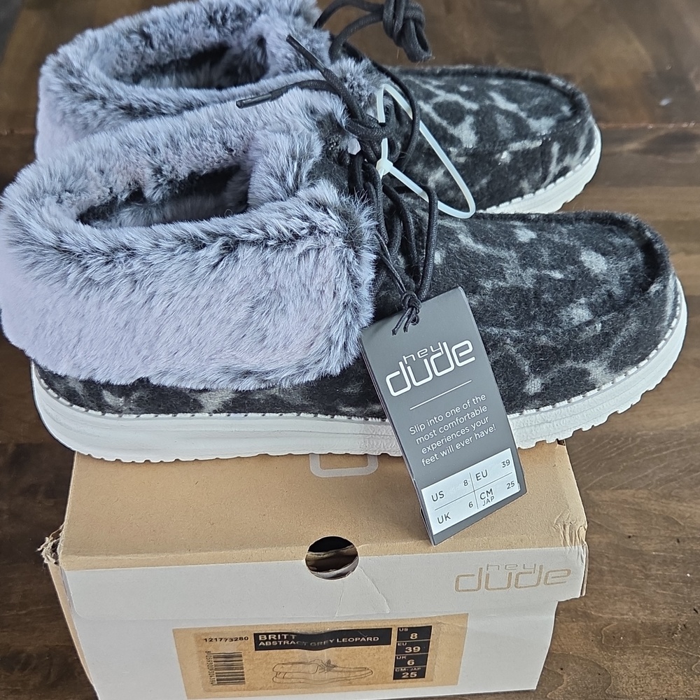 Hey Dude Size 8 Faux Fur Collar Slip-On Cozy Shoes Black & Gray Leopard Print